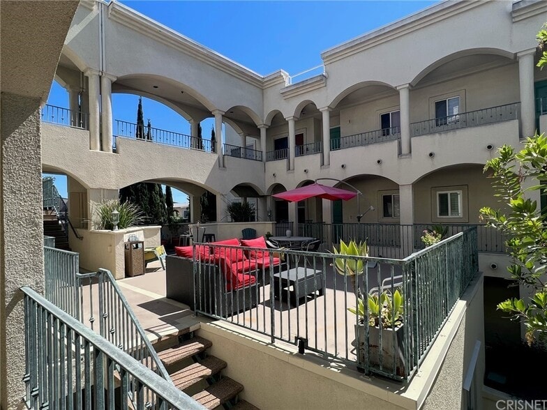 Communal Out Door Patio - 3645 Cardiff Ave