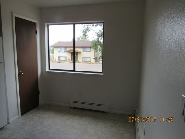 Building Photo - Duplex in Rifle!