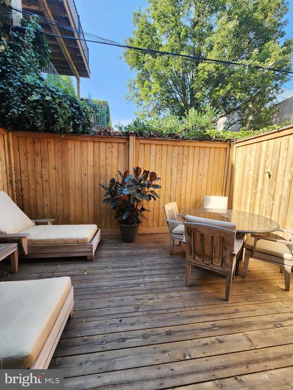 Building Photo - 2402 Lombard St