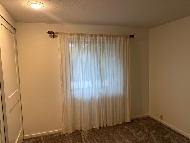 Building Photo - Beautiful custom 3 bedroom 2 bathroom hous...