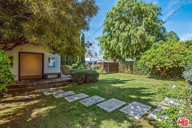Building Photo - 411 Kings Rd