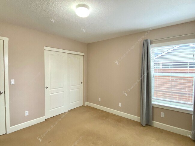 Building Photo - Single-level 3 BR-2BA Home in SE Bend