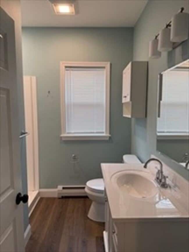 Building Photo - Recently updated 3 bed, 1 bath located in sought after North Chelmsford