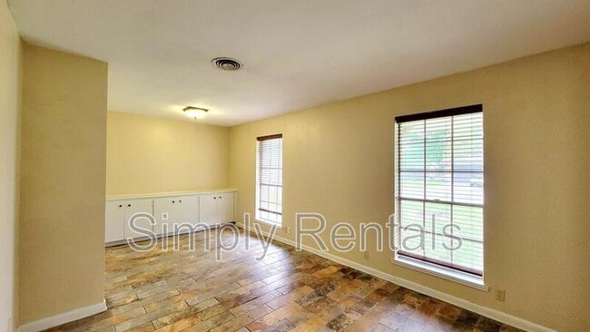 Building Photo - 2614 Tanglewood Dr