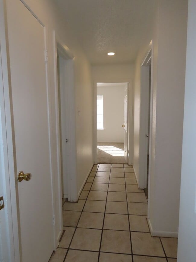 Building Photo - Quaint 3 Bedroom, 1 Bathroom Home in Whitehouse, w/ Shed for Storage