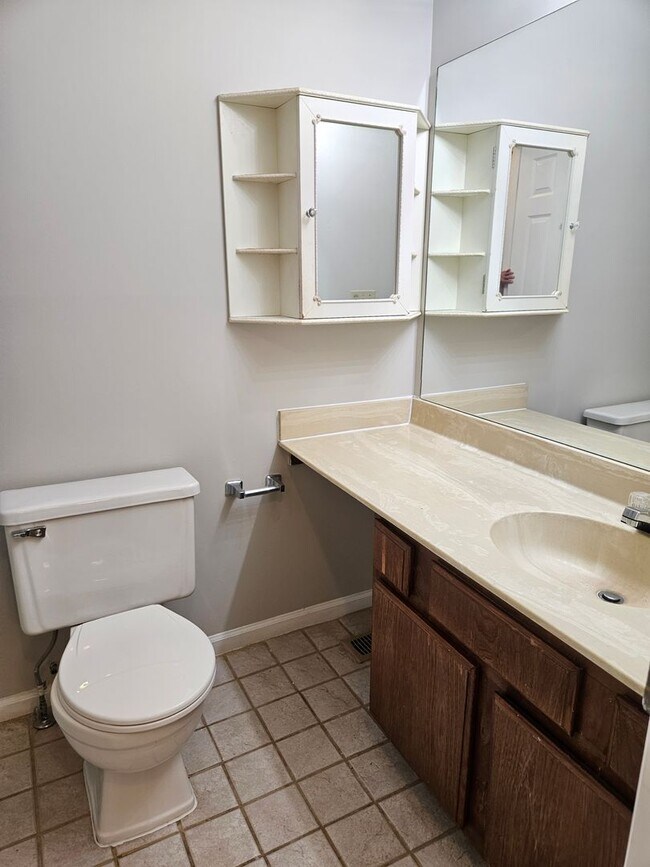 Building Photo - Don't miss out on this 2 bed 2.5 bath cond...