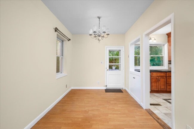 Building Photo - Classic Brick Multi-Level Home with Backya...