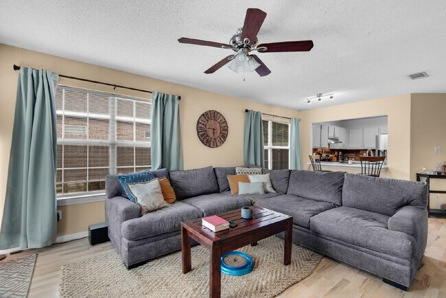 Building Photo - "Charming 3-Bed, 2-Bath Home in Mary Esthe...