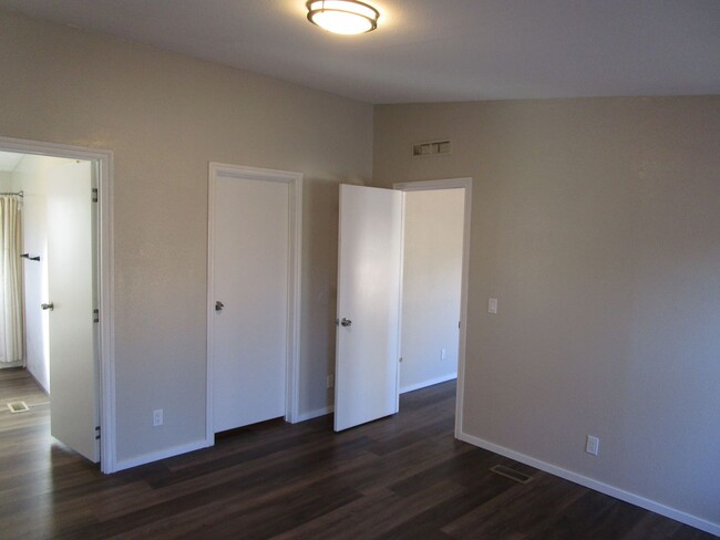 Building Photo - 3 Bedroom, 2 Bathroom Updated Home South o...