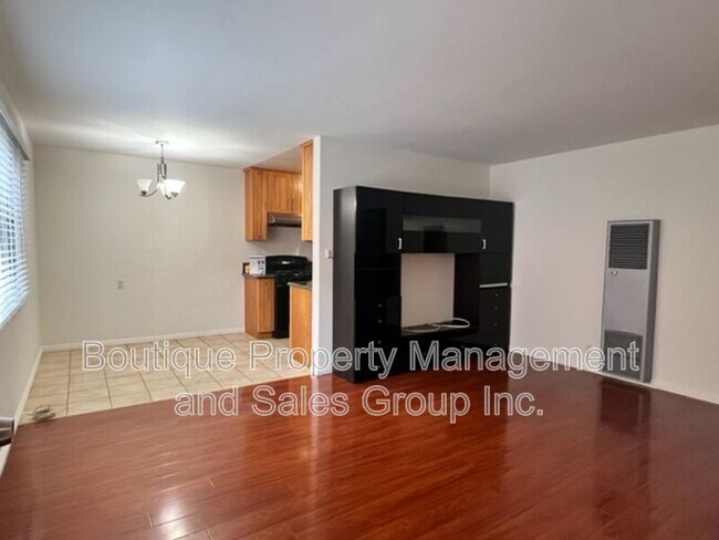 Building Photo - 930 E 1st St