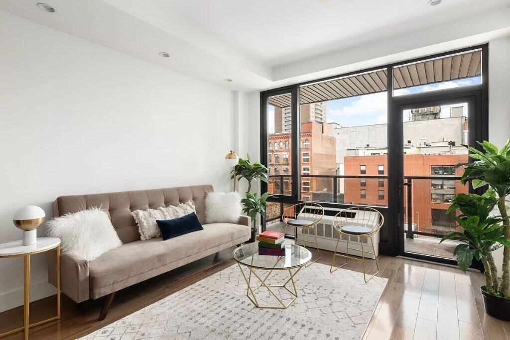 Building Photo - 399 E 8th St