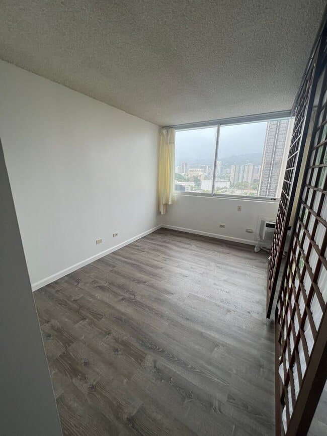 Building Photo - 1560 Kanunu St