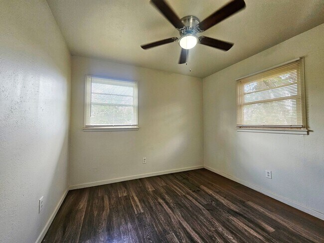 Building Photo - Charming 3 Bedroom Home