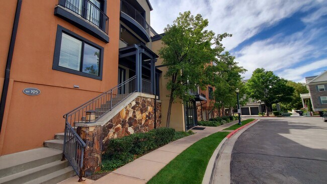 Building Photo - 133 W Northwood Ln