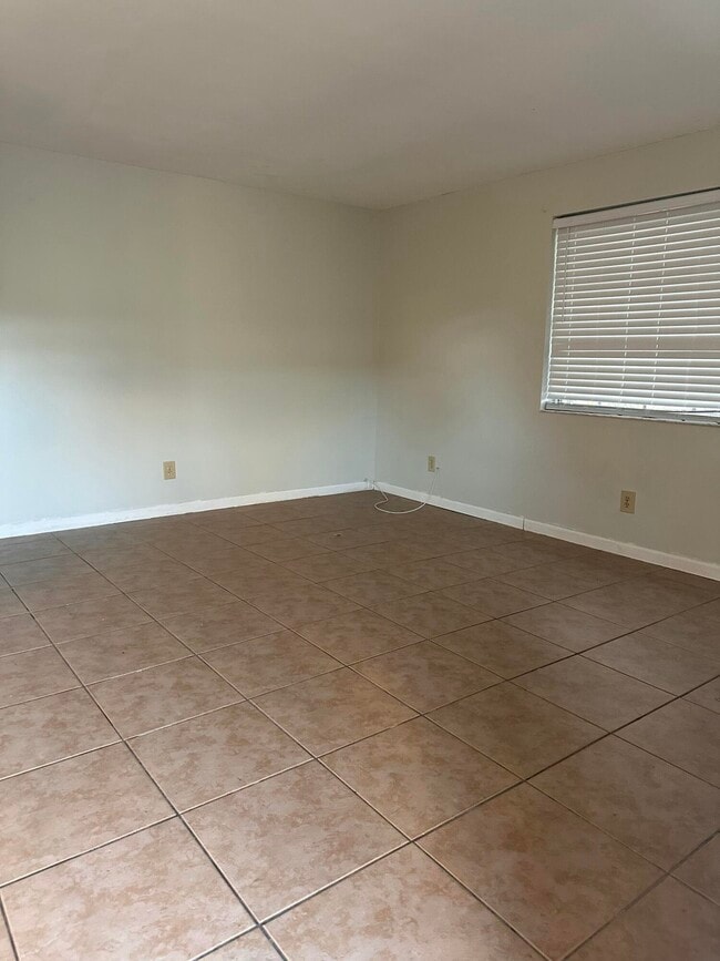 Building Photo - 2733 NE 1st Terrace