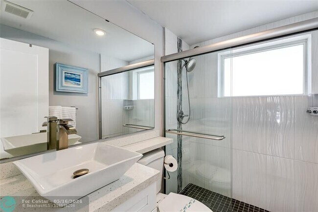 Building Photo - 1704 SW 4th Ct