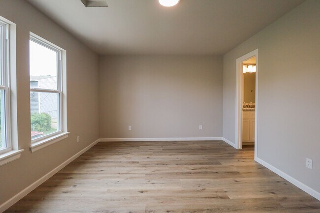 Building Photo - 216 N Cleveland Ave
