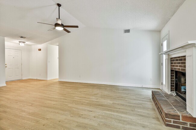 Building Photo - 204 Ruskin Rd