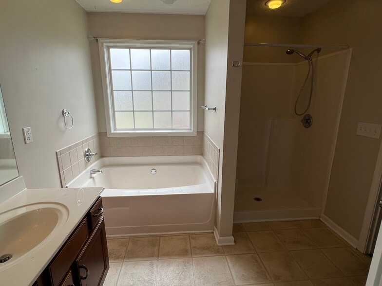 Building Photo - 450 Winding Bluff Way
