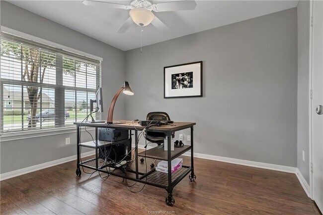 Building Photo - 1031 Fallbrook Loop