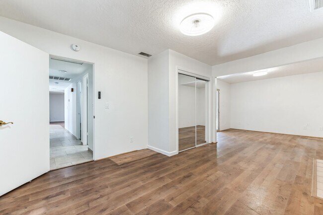 Building Photo - 3 Bed / 2 Bath Home with Bonus Room, Pool and Two Car Garage.