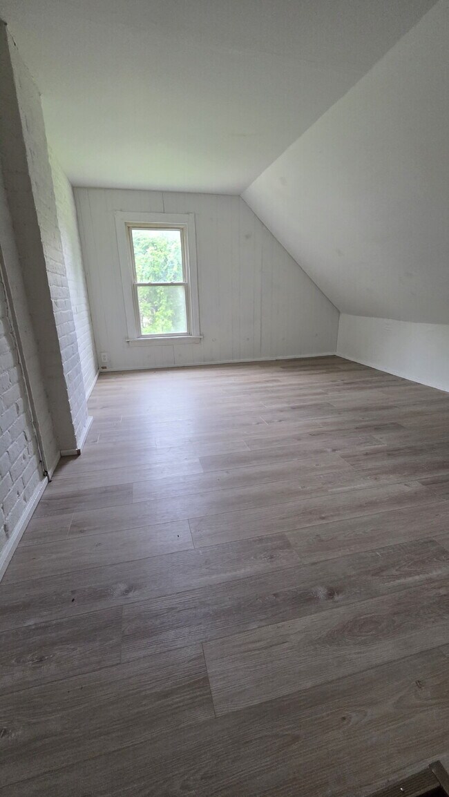 Building Photo - 3 Bedroom with Finished Attic Space/4th Room!