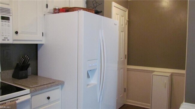 Building Photo - 350 San Roman Dr