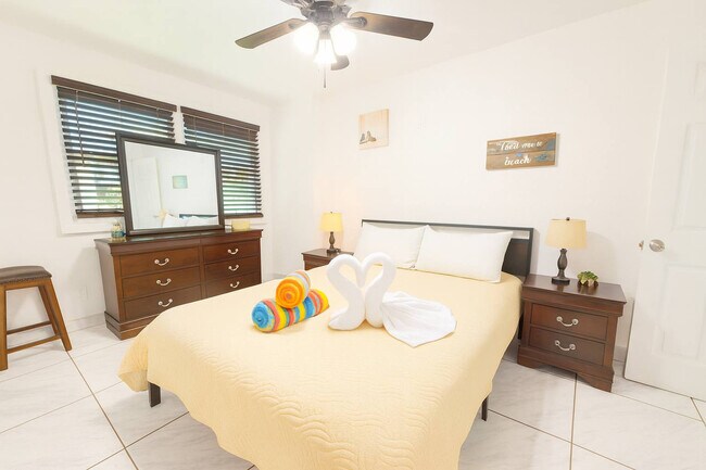 Building Photo - 324 Van Buren St