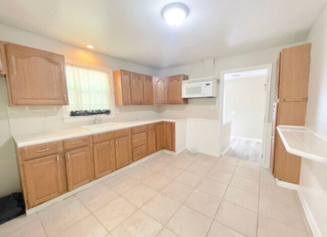 Building Photo - 2 Bed 1 Bath