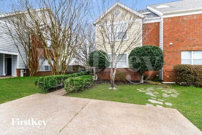 Building Photo - 700 Walnut Woods Cove S