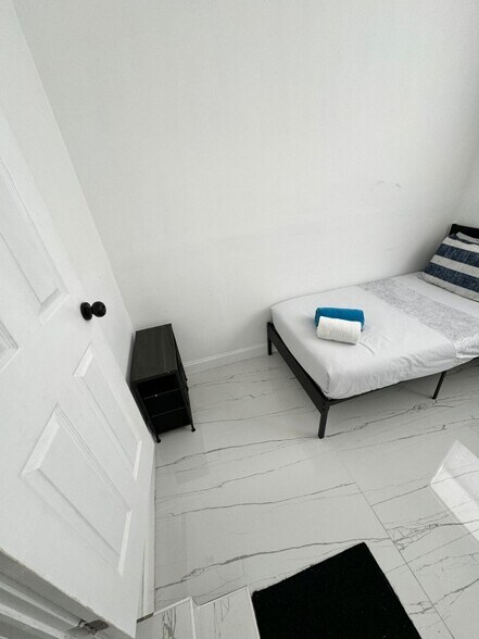 Building Photo - 1260 SW 32nd St