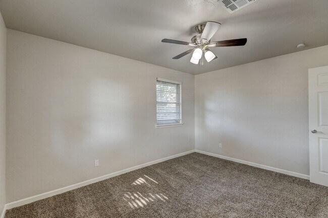 Building Photo - Spacious Elegance: Open Floor Plan, Dual V...