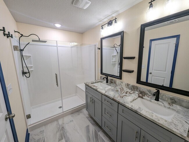 Building Photo - 2266 Paloma St