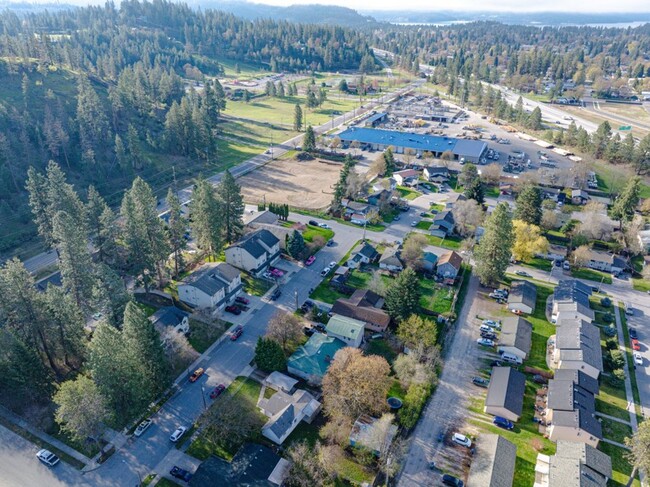 Building Photo - Central CDA rancher 2 bed 1 bath with 2 ca...