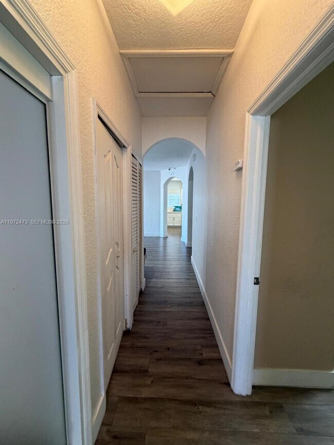 Building Photo - 718 SE 12th Ter