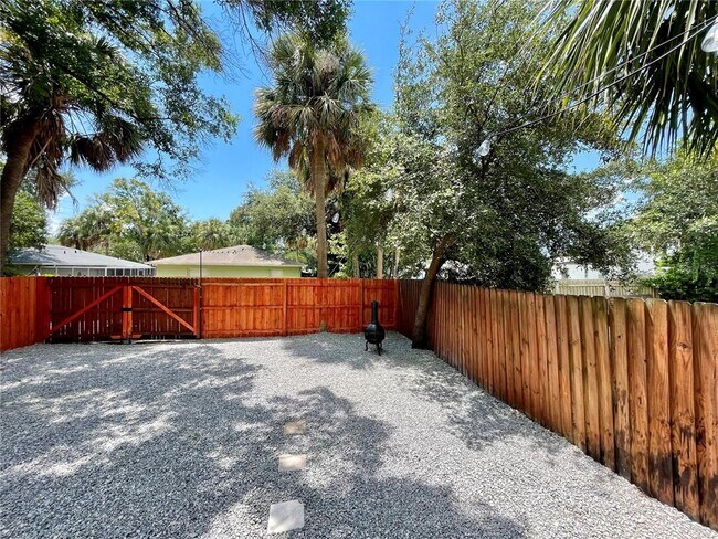 Building Photo - 1106 W La Salle St