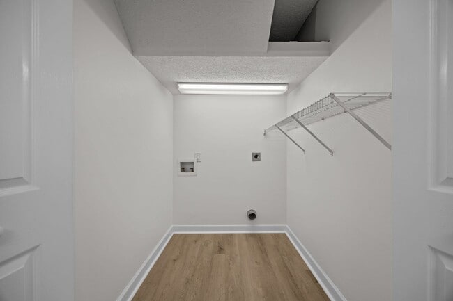 Building Photo - Newly Renovated Townhome!