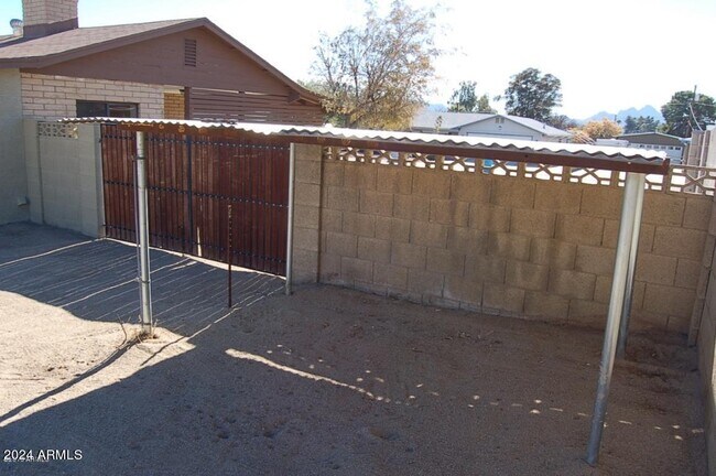 Building Photo - 2640 E Captain Dreyfus Ave