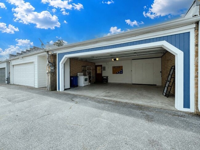 Building Photo - 1219 Saxony Ln