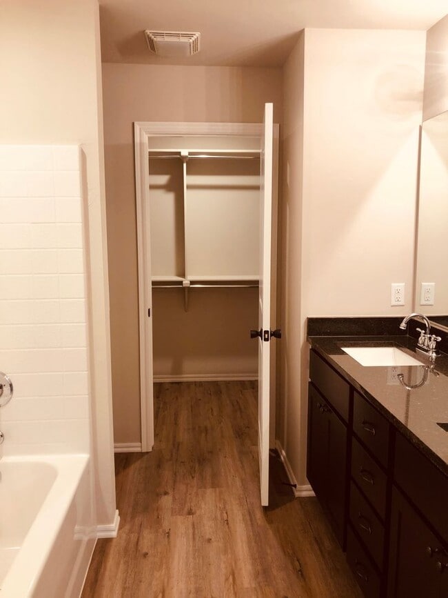 Building Photo - 3 bed 2 bath with 2 car garage duplex for rent in Edmond near Broadway and 2nd Street!