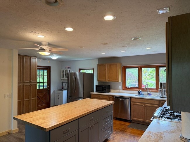 Building Photo - 2916 B Ainaola Drive