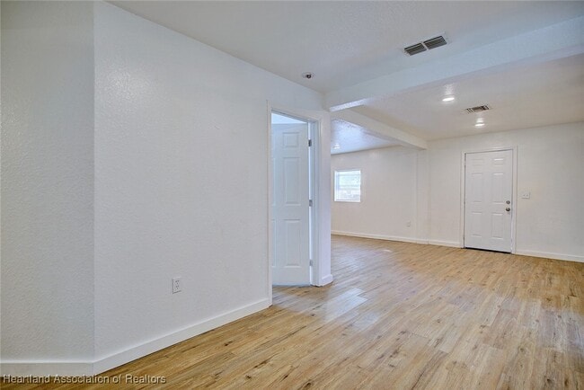 Building Photo - 915 S Waldron Ave