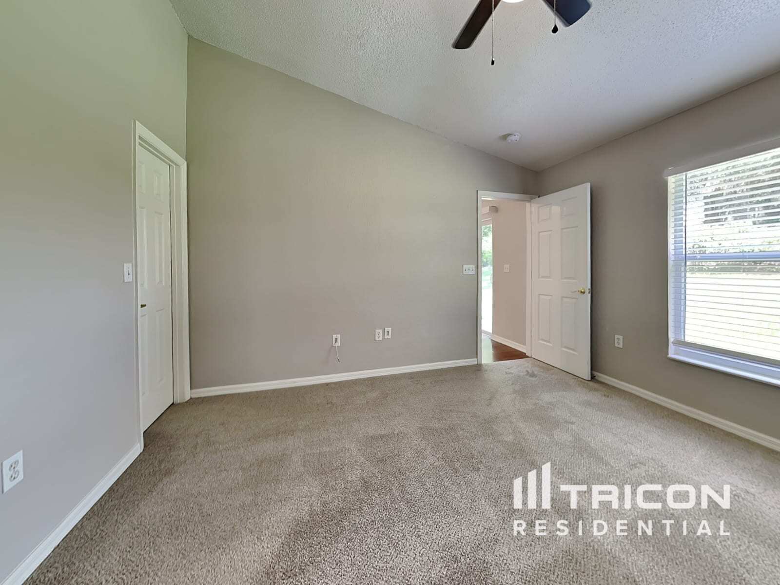 Building Photo - 7833 Manor Dr