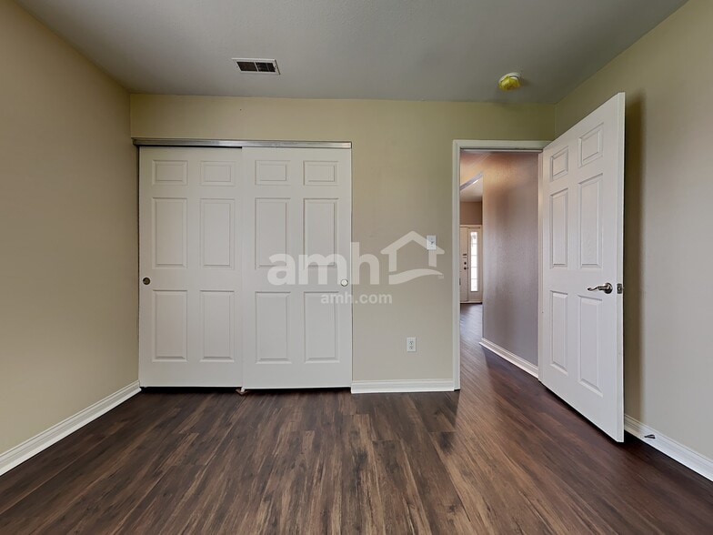 Building Photo - 1028 W Muskegon Dr