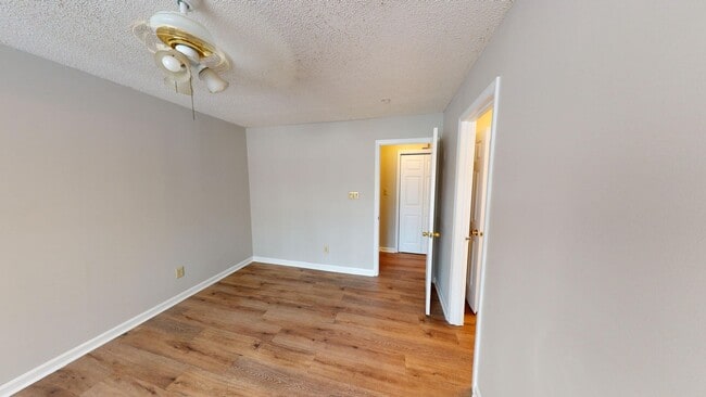 Building Photo - Charming one-story 1st level end unit condo