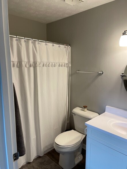 Master Bathroom - 2904 Asbury Ct