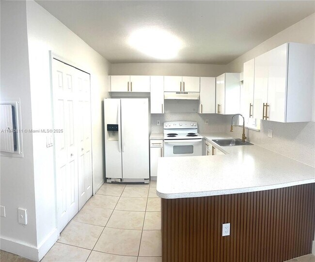 Building Photo - 1240 SE 28th Ct