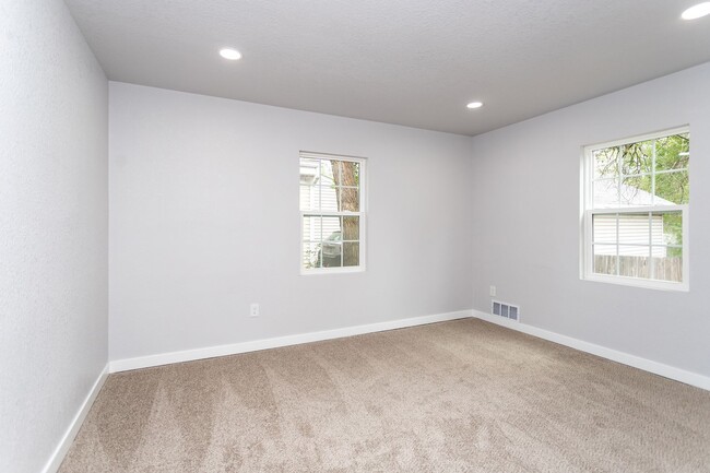 Building Photo - Beautifully Refurbished Home Near Downtown...