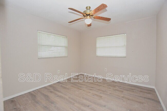 Building Photo - 561 Lake Bonny Dr E