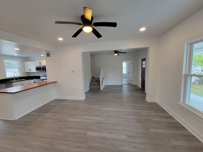 Building Photo - Gorgeous 5 bed 3.5 Bath in Madisonville!!